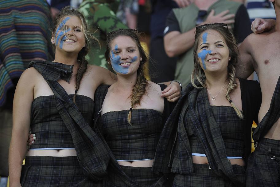 Raggianti tifose osservano la gara di rugby sugli spalti del Westpac Stadium di Wellington, Nuova Zelanda (Afp)